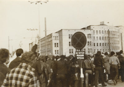 Tłum demonstrantów w pobliżu gmachu Sądu Rejonowego w Gdyni