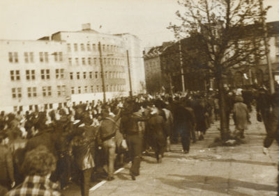 Tłum demonstrantów w pobliżu gmachu Sądu Rejonowego w Gdyni
