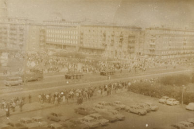 Tłum ludzi przyglądających się przejeżdżającym ulicą Władysława IV pojazdom MO