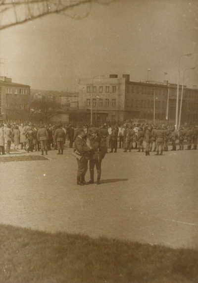 Funkcjonariusze Milicji Obywatelskiej na obecnym placu przy pomniku Ofiar Grudnia ’70