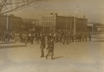 Funkcjonariusze Milicji Obywatelskiej na obecnym placu przy pomniku Ofiar Grudnia ’70