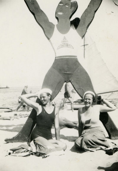 Dwie młode dziewczyny pozują z makietą na plaży w Gdyni