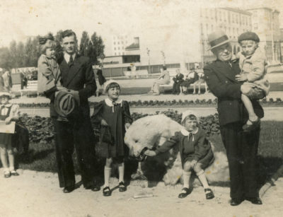 Franciszek Mamczyński z rodziną na Skwerze Kościuszki w Gdyni