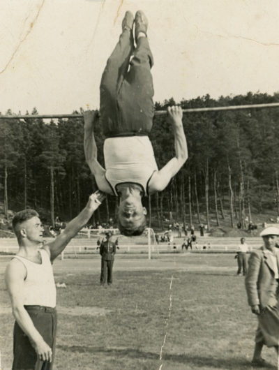 Członek Towarzystwa Gimnastycznego „Sokół” w Gdyni podczas zawodów na Stadionie Miejskim