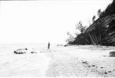 Mężczyzna w kapeluszu nad brzegiem morza