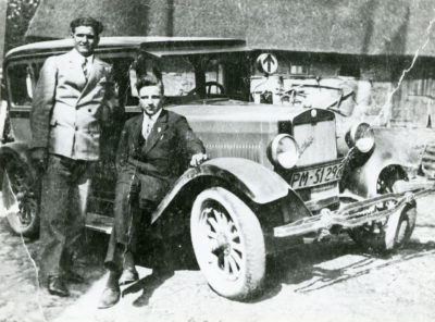 Taksówkarze przy swoim samochodzie marki ?Studebaker?