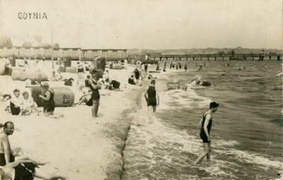 Plaża gdyńska na wysokości  zbudowanych w 1925 roku Łazienek Kąpielowych