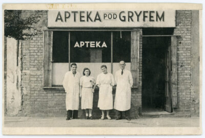 Pracownicy „Apteki pod Gryfem” przy ulicy Starowiejskiej 34