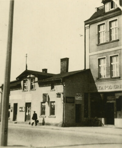 Trzecia siedziba „Apteki pod Gryfem” (z prawej) przy ulicy Starowiejskiej 34