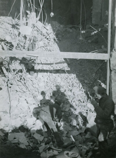 Kamienica przy ul. Starowiejskiej 34, w której mieściła się „Apteka pod Gryfem” po nalocie aliantów z 9.10.1943