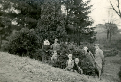 Pamiątkowa fotografia na skraju lasu – Działki Leśne w Gdyni