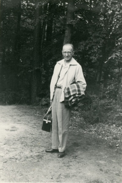 Profesor Kazimierz Demel podczas pikniku w lesie w Gdyni Witominie