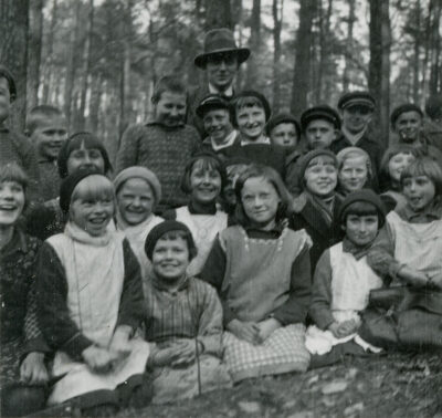 Uczniowie klasy IIIA Szkoły Podstawowej nr 7 na Grabówku w lesie