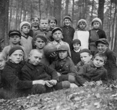 Uczniowie klasy IIIB Szkoły Podstawowej nr 7 na Grabówku w lesie