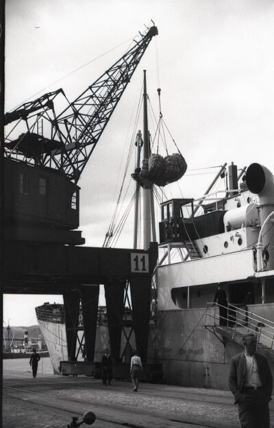 Port w Gdyni, nabrzeże Polskie. Przeładunek towarów