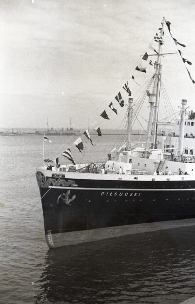 Port w Gdyni. Statek m/s „Piłsudski” w gali banderowej
