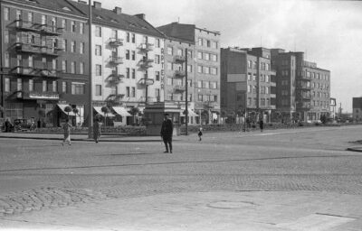 Skrzyżowanie ulic 10 Lutego i Świętojańskiej w Gdyni – w głębi skwer Kościuszki
