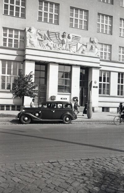 Urząd Pocztowo-Telegraficzny przy ulicy 10 Lutego w Gdyni – wejście główne