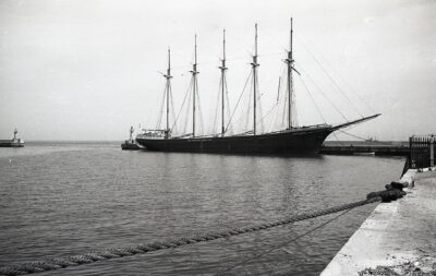 Port w Gdyni, basen Południowy. Żaglowiec „Andromeda” (dawniej „Elemka”) przy falochronie