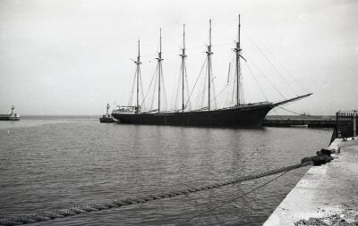 Port w Gdyni, basen Południowy. Żaglowiec ?Andromeda? (dawniej ?Elemka?) przy falochronie