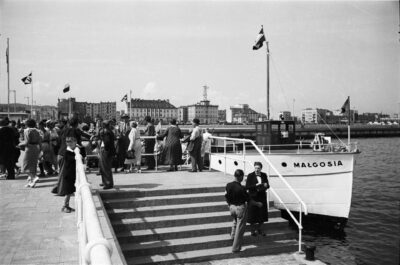 Motorówka „Małgosia” przy przystani pasażerskiej na molo Południowym w porcie Gdynia