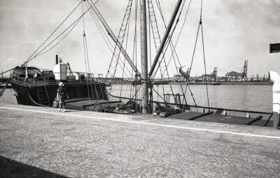 Port w Gdyni, basen Południowy. Statek przy nabrzeżu Angielskim