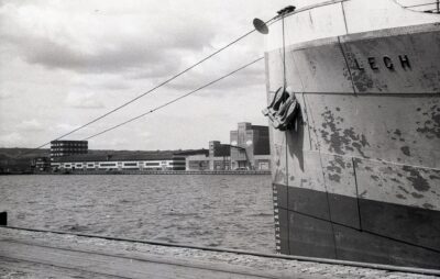 Port w Gdyni. Statek handlowy SS  s/s „Lech” przy nabrzeżu Polskim, głębi  nabrzeże Indyjskie