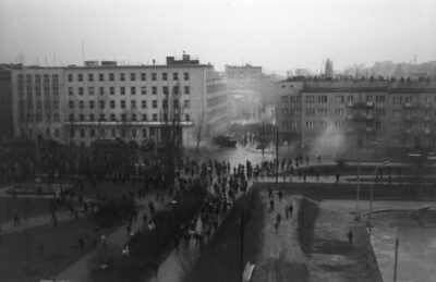 Protesty robotników gdyńskich 17 grudnia 1970 roku  przy  Prezydium Miejskiej Rady Narodowej (obecnie Urząd Miasta)