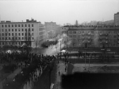 Protesty robotników gdyńskich 17 grudnia 1970 roku –  przy Prezydium Miejskiej Rady Narodowej (obecnie Urząd Miasta)
