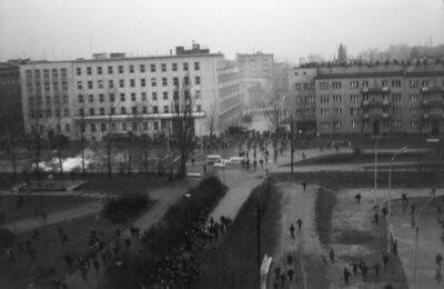 Protesty robotników gdyńskich 17 grudnia 1970 roku przy Prezydium Miejskiej Rady Narodowej (obecnie Urząd Miasta)