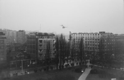 Protesty robotników gdyńskich 17 grudnia 1970 roku  widok w stronę skrzyżowania ul. Świętojańskiej z ul. Czołgistów (obecnie al. Marszałka  Józefa Piłsudskiego)