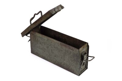 Skrzynka metalowa na amunicję taśmową do karabinu maszynowego typu MG 34 lub MG 42