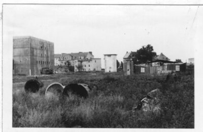 Gdynia Oksywie, z lewej fragment naziemnego betonowego schronu typu T-750 (Truppenmanschaftsbunker T-750), po środku wieżyczka transformatorowa elektrowni