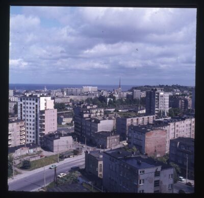 Panorama Gdyni od strony Działek Leśnych. Na pierwszym planie skrzyżowanie ul. Warszawskiej z ul. Wolności