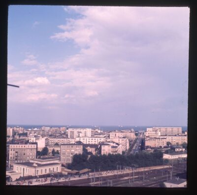 Panorama Gdyni od strony Działek Leśnych. Na pierwszym planie peron SKM (Szybkiej Kolei Miejskiej)
