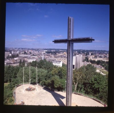 Gdynia – panorama miasta z Kamiennej Góry. Na pierwszym planie krzyż i obelisk poświęcony Obrońcom Wybrzeża w 1939 r.
